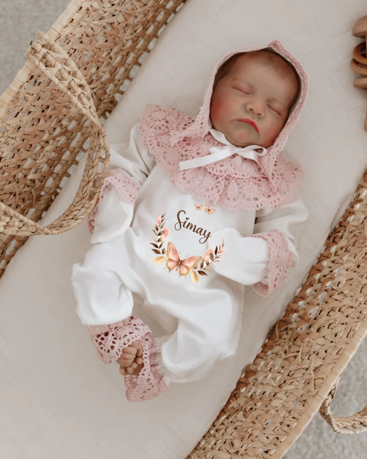 Vlinderkrans babyset voor meisjes met naam, romantisch rompertje en kant-details.