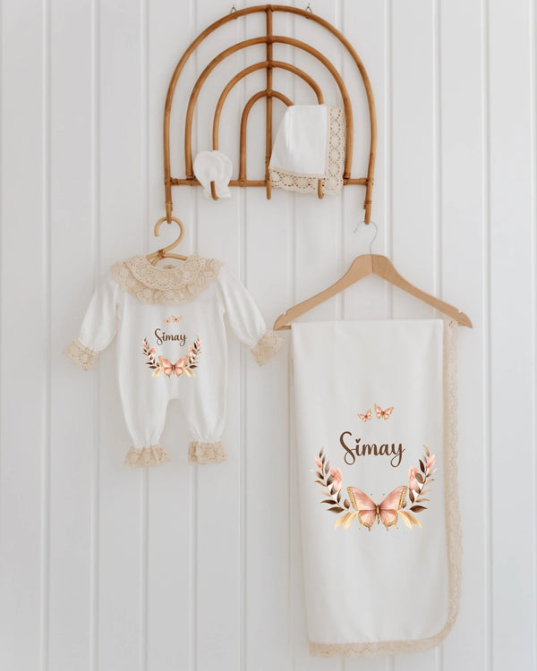 Elegante vlinderkrans babycadeau - gepersonaliseerde set met rompertje en deken voor meisjes.