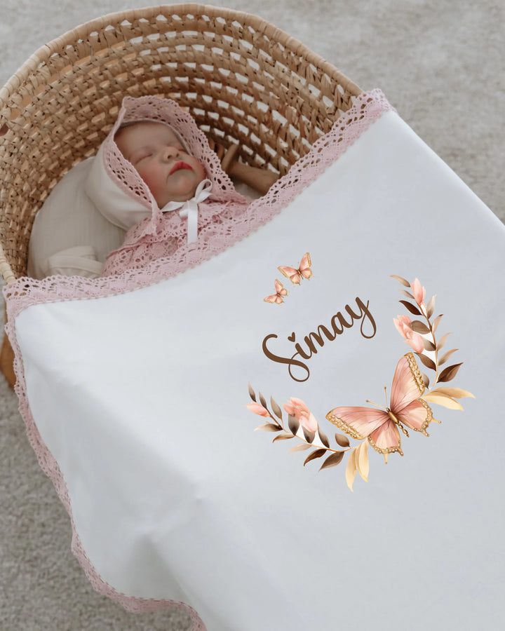 Vlinderkrans babydeken met naam en vlinderprint, perfect voor newborn meisjes, stijlvol en elegant.