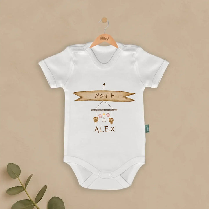 Gepersonaliseerde baby romper voor 1 maand met naam Alex in winter lodge stijl.
