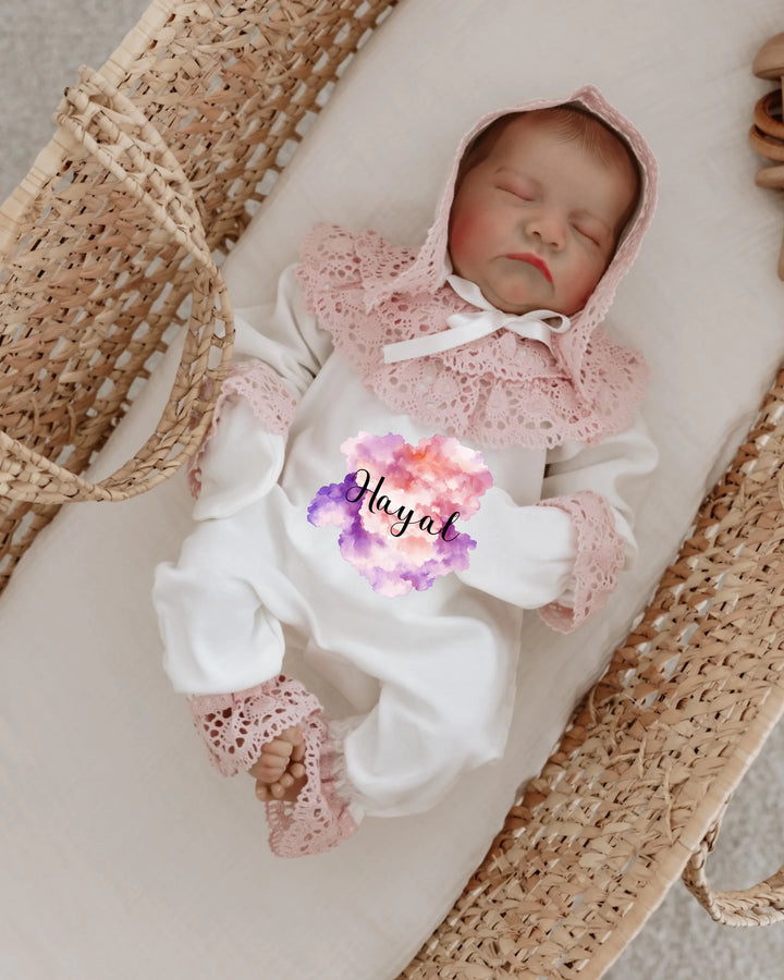 Pasgeboren meisje in elegante babykleding met kant, liggend in een wieg met een dromerige achtergrond.