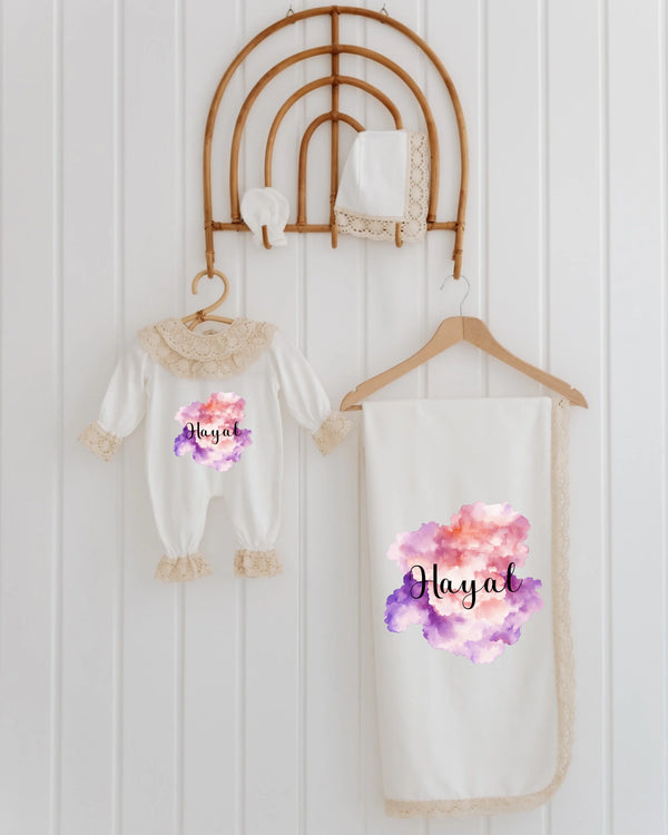 Elegante babycadeau set met pastel wolkenprint en naam voor newborn meisjes, perfect voor een dromerige start.