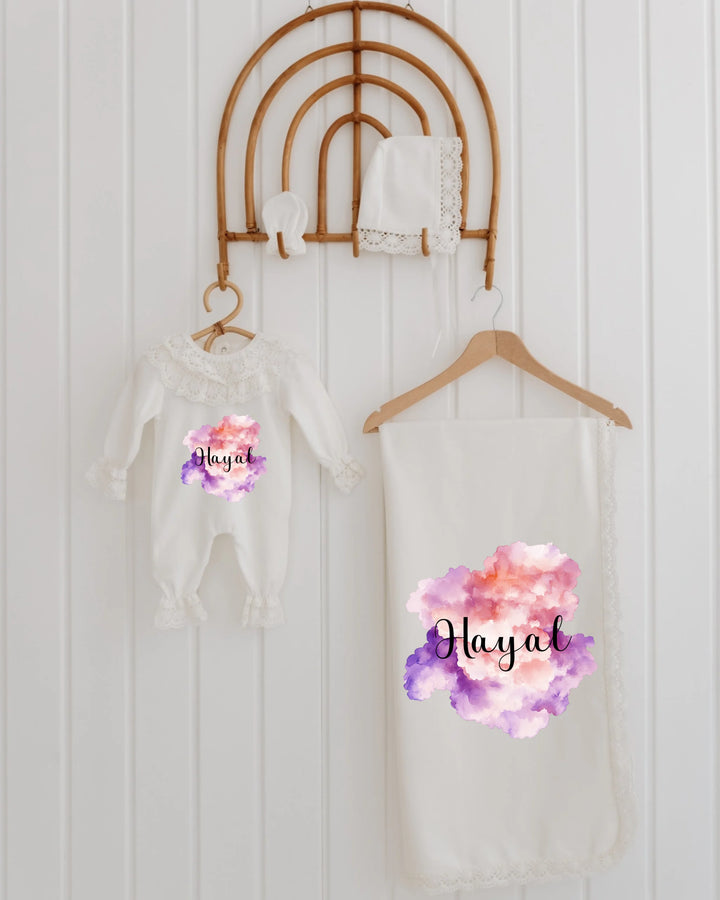 Wolken babycadeau set voor meisjes met pastel wolken design, romper en dekentje met naam Hayal.