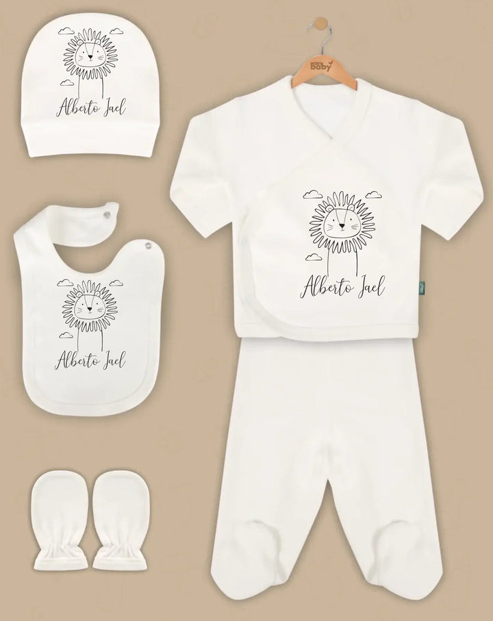 Zonnestraal Leeuw 5-delige gepersonaliseerde babykleding set van biologisch katoen, inclusief truitje, broek, muts, slab en sokken.