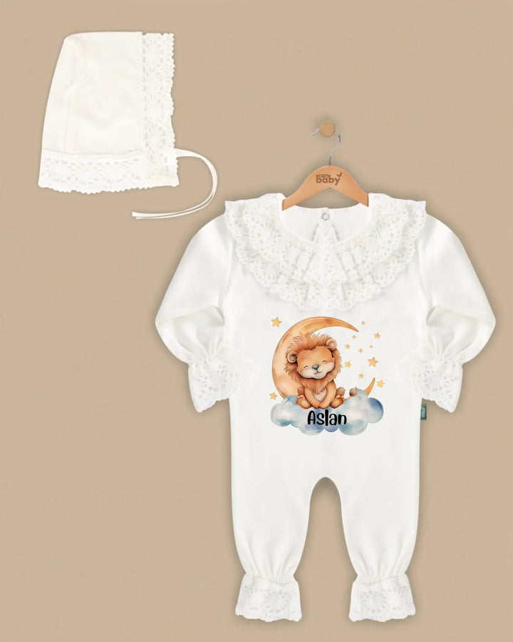 Zonnestraal Leeuw 2-delig kanten babypakje met naam Aslan en bijpassende hoofdband in luxe design.