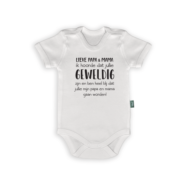 Witte babyromper met tekst 'Lieve Papa & Mama, ik hoorde dat jullie geweldig zijn' voor zwangerschap aankondiging.