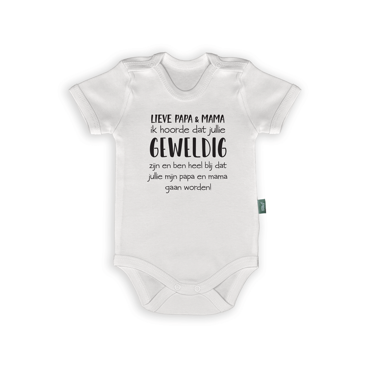 Witte babyromper met tekst 'Lieve Papa & Mama, ik hoorde dat jullie geweldig zijn' voor zwangerschap aankondiging.